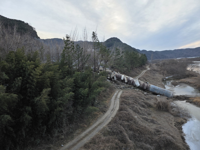 LNG 폭발로 배관이 터지면서 강둑을 덮쳤다. 김현우 기자