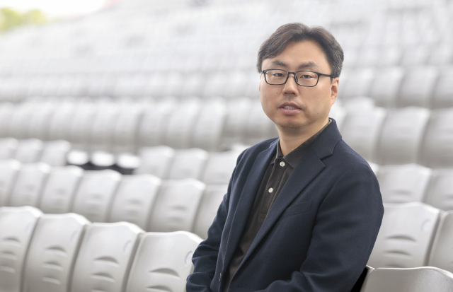 지난해 9월 제30회 부산국제영화제 개막을 앞두고 <부산일보>와 기자회견을 하고 있는 정한석 집행위원장. 정 집행위원장은 한국영화 프로그래머까지 겸해야 했던 30회 BIFF에 대해 