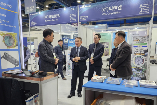 한국남부발전 김준동 사장(오른쪽 네 번째)이 지난 4일 ‘ELECS KOREA 2026’에서 협력 중소기업인 ‘해강에이스’ 홍보 부스를 방문해 고충을 청취하고 격려하고 있다. 남부발전 제공