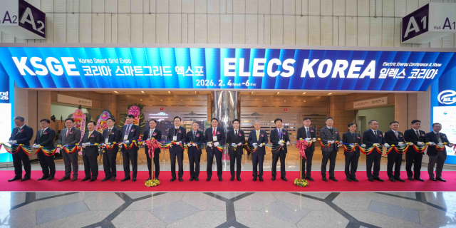 한국남부발전 김준동 사장(왼쪽 아홉 번째)이 지난 4일 서울 코엑스에서 열린 ‘ELECS KOREA 2026’ 개막식에 참석해 이호연 기후에너지환경부 2차관(왼쪽 열한 번째), 구자균 전기산업진흥회 회장(왼쪽 열 번째), 김동철 한국전력 사장(왼쪽 열두 번째) 등 주요 참석자들과 테이프커팅을 하고 있다..남부발전 제공