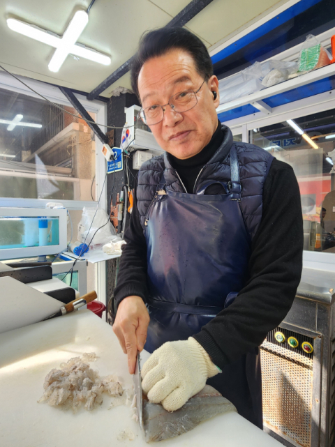 ‘해풍횟집’의 박성태 대표는 요리 경력이 45년에 달한다.