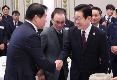 ‘고액자산가 2400명 한국 탈출’ 이 대통령 ‘고의적 가짜뉴스’ 질타