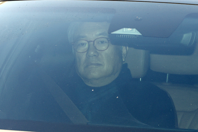 윤석열 전 대통령 파면 직후 대통령실 컴퓨터(PC) 초기화를 지시한 의혹을 받는 정진석 전 대통령비서실장이 피의자 신분으로 조사를 받기 위해 8일 서울 경찰청 3대 특검 특별수사본부로 출석하고 있다. 연합뉴스