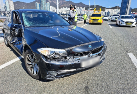 부산 광안대교에서 차로 바꾸다 5중 추돌…5명 다쳐