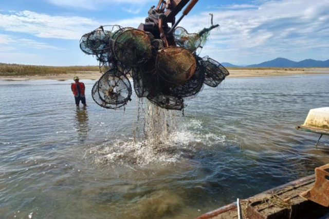 2023년 부산항 침적쓰레기 수거사업’ 중 낙동강 무인도서 수거 현장. 해수부 제공