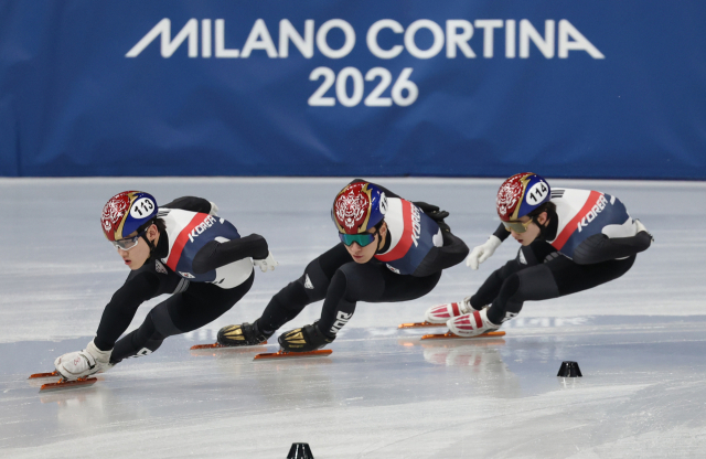 이번 동계 올림픽에서는 차세대 빙상 주자들의 활약이 어느 때보다 기대된다. 사진은 2026 밀라노·코르티나담페초 동계올림픽에 첫 출전한 쇼트트랙 임종언(왼쪽)이 이탈리아 밀라노 아이스스케이팅 아레나에서 훈련하는 모습. 연합뉴스