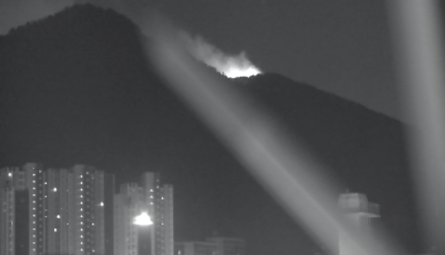 8일 오후 8시 40분께 부산 부산진구 초읍동과 동래구 사직동 인근 쇠미산 금정봉 정상에서 불이 났다. 경찰청 도시교통정보센터 CCTV 캡처.