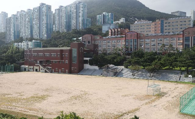 다음 달 강서구 명지동으로 완전 이전하는 영도구 동삼동 부산남고 부지가 체육 시설과 워케이션 시설 등으로 나눠 개발된다. 사진은 부산 영도구 부산남고등학교 전경. 부산일보DB