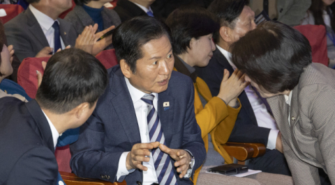 몰아치는 ‘반청’에 몸 낮춘 정청래…‘지선 이후 합당’으로 출구 찾나