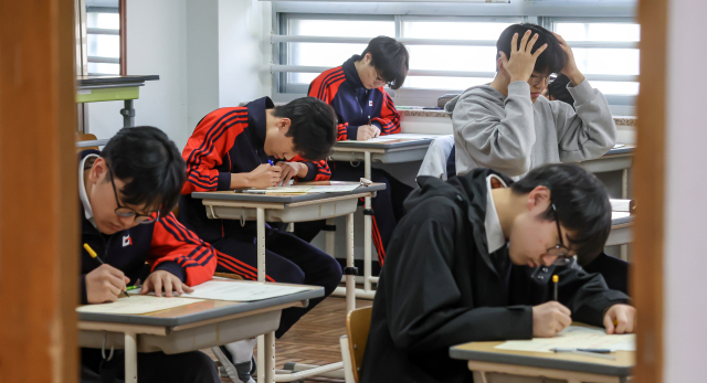 지난해 3월 26일 부산 동구 부산고등학교 3학년 교실에서 학생들이 2026학년도 대학수학능력시험 대비 전국연합학력평가(모의고사)를 풀고 있다. 부산일보DB