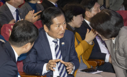 몰아치는 ‘반청’에 몸 낮춘 정청래…‘지선 이후 합당’으로 출구 찾나