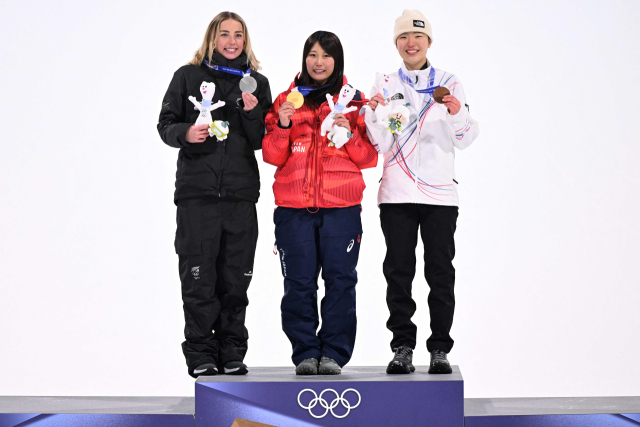 유승은(성복고)이 2026 밀라노·코르티나담페초 동계 올림픽 대한민국 선수단에 두 번째 메달을 안겼다. 유승은은 10일(한국시간) 이탈리아 리비뇨 스노 파크에서 열린 여자 빅에어 결선에서 171점을 획득, 무라세 고코모(일본·179점), 조이 사도스키 시넛(뉴질랜드·172.25점)에 이어 3위에 올랐다. AFP연합뉴스