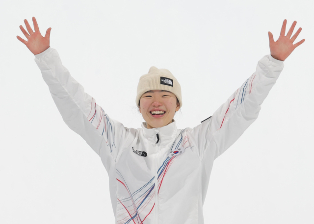 9일(현지시간) 이탈리아 리비뇨 스노파크에서 열린 2026 밀라노-코르티나담페초 동계올림픽 스노보드 여자 빅에어 시상식에서 동메달을 차지한 유승은이 시상대에 오르고 있다. 연합뉴스