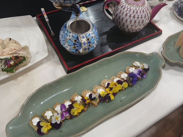 김지현 씨의 차와 꽃을 활용한 요리 중 일부. 김지현 씨 제공