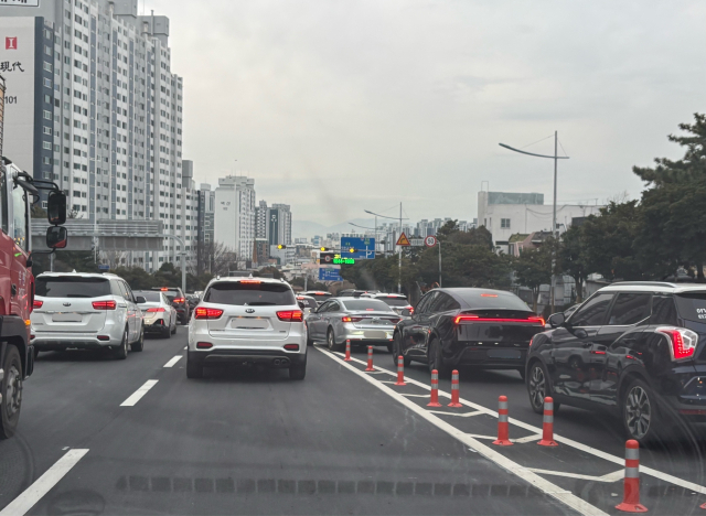 ‘만덕~센텀 도시고속화도로’ 개통 첫날인 10일 만덕IC 부근에서 남해고속도로로 진입하려는 차량과 덕천동으로 빠지려는 차량들이 엇갈리면서 병목 현상을 빚고 있다. 김준현 기자