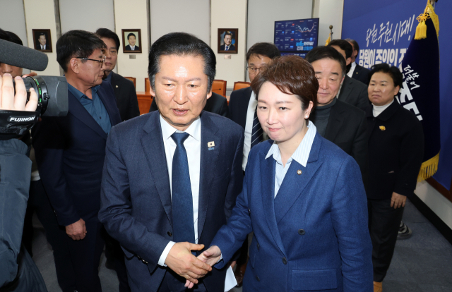 더불어민주당 정청래 대표가 10일 국회에서 조국혁신당과의 합당 논의를 주제로 열린 비공개 최고위원회의를 마친 뒤 결과를 발표하고 이언주 최고위원과 악수하고 있다. 연합뉴스