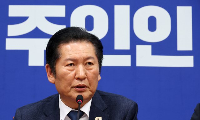 더불어민주당 정청래 대표가 10일 국회에서 조국혁신당과의 합당 논의를 주제로 열린 비공개 최고위원회의를 마친 뒤 결과를 발표하고 있다. 연합뉴스