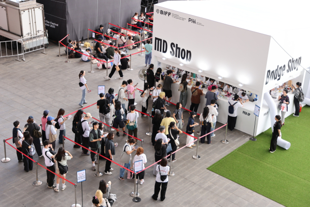 제30회 부산국제영화제 개막일인 지난해 9월 17일 영화제 팬시 상품을 구매하려는 사람들이 줄을 지어 기다리고 있다. 부산일보DB