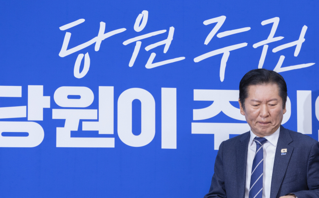 더불어민주당 정청래 대표가 11일 국회에서 열린 최고위원회의에 입장하고 있다. 연합뉴스