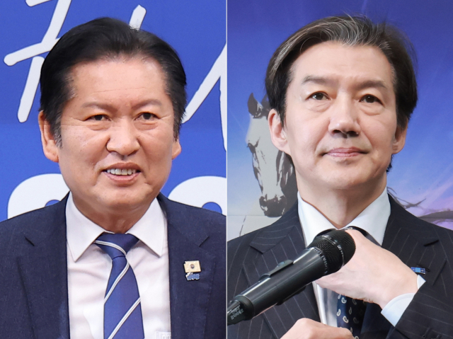 조국혁신당이 11일 더불어민주당이 제안한 '연대 및 통합을 위한 추진준비위'(통합추진준비위) 구성에 동의했다. 합당 문제를 두고 불거진 민주당의 내홍은 정청래 대표의 지방선거 전 합당 논의 중단 선언으로 일단락되는 모양새다. 사진은 11일 국회에서 열린 최고위원회의에 참석한 민주당 정청래 대표와 민주당이 제안한 '연대 및 통합을 위한 추진준비위'에 관해 입장을 밝히기에 앞서 넥타이를 고쳐 매는 조국혁신당 조국 대표. 연합뉴스