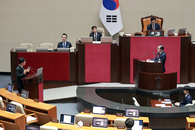 김영훈 고용노동부 장관이 11일 국회 본회의장에서 열린 교육·사회·문화 분야 대정부질문에서 국민의힘 윤재옥 의원 질문에 답하고 있다. 연합뉴스