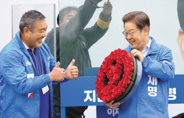 배우 이원종 씨가 2025년 5월 경기 고양시에서 진행된 이재명 더불어민주당 대선 후보 유세에서 지원 유세를 하고 있다. 연합뉴스