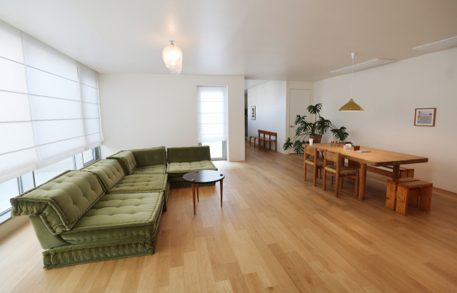 빈티지 가구와 하루를 온전히 경험할 수 있는 스테이 ‘아파트먼트풀 포룸스’ 내부 모습. 이재찬 기자 chan@