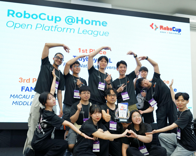부산대학교 로봇팀 ‘타이디보이’가 지난해 7월 브라질 살바도르에서 열린 ‘로보컵 2025’의 홈 서비스 부문에서 역대 최고점을 받아 종합 1위를 기록했다. 부산대 제공