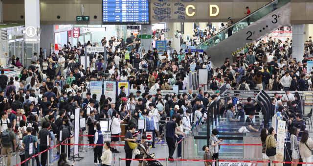지난해 추석 연휴인 10월 2일 오전 부산 강서구 김해국제공항 국제선 청사가 해외로 떠나려는 여행객들로 붐비고 있다. 부산일보DB