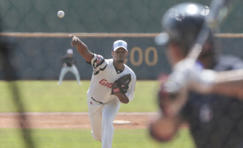롯데 역대급 외국인 투수 “최대한 이닝 많이 던지겠다”