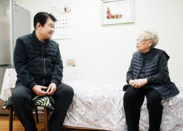 한국지역난방공사 정용기 사장(왼쪽)이 아리움에서 생활하시는 어르신과 대화를 하고 있다. 한난 제공