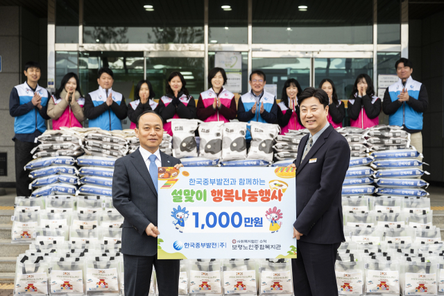 한국중부발전 이영조 사장(왼쪽)과 보령노인종합복지관 이승화 관장이 전달판을 들고 기념촬영을 하고 있다. 중부발전 제공