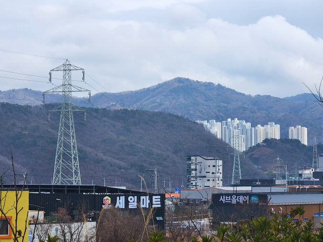거제시 상문동 주민의 최대 골칫거리였던 고압 송전선로가 사라진다. 도심을 관통하는 송전선로를 위해 아파트 단지 인근과 상가 주변에 15기가 넘는 송전철탑이 세워져 있다. 거제시 제공