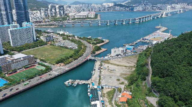 IS동서가 부산 남구 용호동 이기대 인근 부지의 아파트 건설 계획을 철회한지 1년만에 통합심의를 신청했다. 아파트 건설 예정 부지와 일대 전경. 김종진 기자 kjj1761@