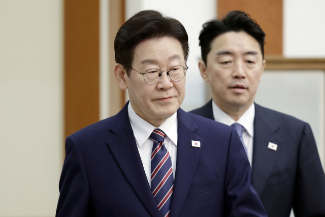 이재명 대통령과 강훈식 비서실장이 12일 청와대에서 열린 수석보좌관회의에 입장하고 있다. <저작권자 연합뉴스, 무단 전재-재배포, AI 학습 및 활용 금지> 연합뉴스