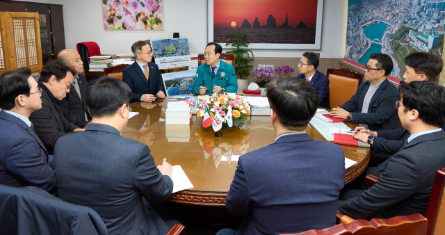 통영시와 경상국립대학교는 11일 굴, 가리비, 전복 등 패류 양식 과정에서 발생하는 부산물을 체계적으로 처리하고 자원화할 수 있도록 지원하는 ‘패류부산물산업화지원센터’ 건립을 위한 위·수탁 협약을 체결했다. 통영시 제공