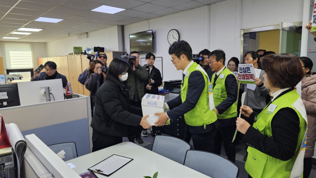 양산시민운동본부가 12일 서명지와 ‘민생회복지원금 지급 조례안’을 시의회에 제출하고 있다. 김태권 기자