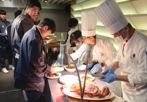 롯데호텔 조리장의 가을야구 위한 만찬