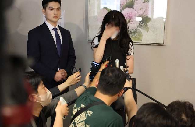 2023년 부산 연제구 부산고등법원에서 열린 ‘부산 돌려차기 사건’ 항소심에서 피해자가 인터뷰를 하며 눈물을 흘리고 있다. 부산일보DB