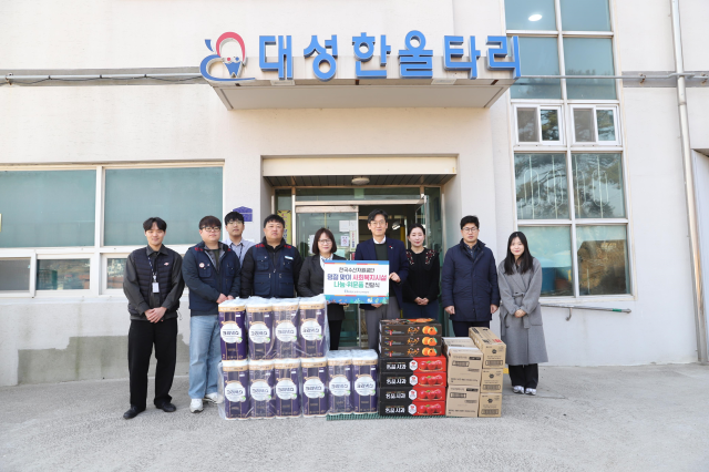 한국수산자원공단은 설 명절을 앞두고 지난 5일부터 13일까지 부산 본사와 4개의 해역본부에서 헌혈 캠페인, 사회복지시설 위문 등 지역 사회공헌 활동을 전개했다. 김종덕(오른쪽 네 번째) 수산자원공단 이사장 등 공단 부산 본사 임직원들 대성한울타리를 방문한 모습. 수산자원공단 제공