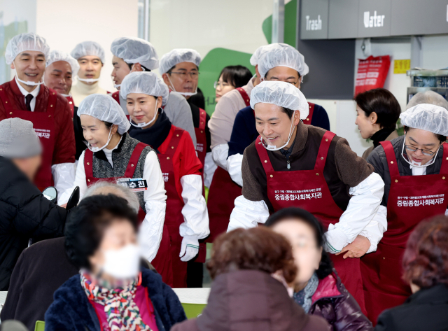 국민의힘 장동혁 대표와 약자와의동행위원회 위원들이 지난 13일 서울 중구 중림종합사회복지관에서 설맞이 배식 봉사활동을 하고 있다. 연합뉴스