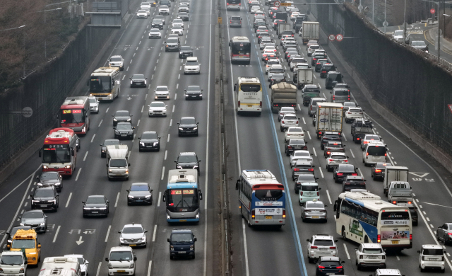 설 연휴를 앞둔 지난 13일 서울 서초구 반포IC 인근 경부고속도로 차량 통행이 정체되고 있다. 연합뉴스