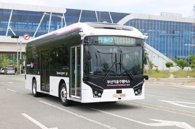 15일 부산시는 지난해 9월부터 기장군 오시리아 관광단지 일대에서 시범 운행하는 자율주행버스 요금을 다음 달 9일부터 유료화한다고 밝혔다. 부산일보DB