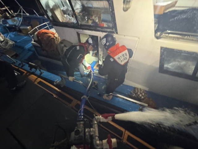 15일 오전 0시께 통영시 홍도 인근 해상에서 낚시객 등 9명이 탄 거제선적 낚시어선이 암초와 충돌해 침수되다 해양경찰 도움으로 무사히 귀항했다. 현장에 도착한 해경 구조대가 낚시어선에 들어찬 바닷물을 빼내고 있다. 통영해양경찰서 제공