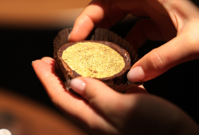 '두쫀쿠(두바이 쫀득 쿠키)' 열풍이 이어지며 스타벅스가 지난달 30일부터 6개 매장에서 '두바이 쫀득롤' 판매를 시작했다. 서울 종로구 한 스타벅스 매장에서 한 시민이 두바이쫀득롤을 살피고 있다. 연합뉴스