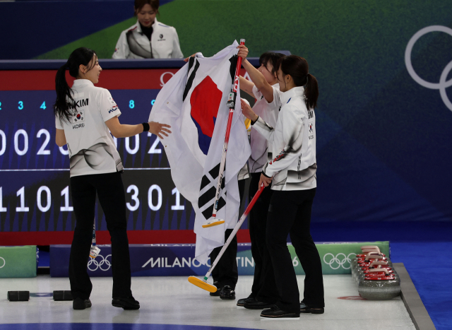 15일(현지 시간) 2026 밀라노-코르티나 동계올림픽 컬링 여자 라운드로빈 한국과 일본의 경기에서 우리 대표팀이 승리한 뒤 기뻐하고 있다. 로이터연합뉴스
