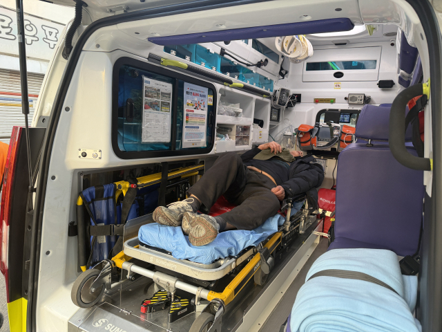 부산 경찰이 설 연휴 기간 고독사 위기에 놓인 고령층 시민을 신속히 구조했다. 부산경찰청 제공