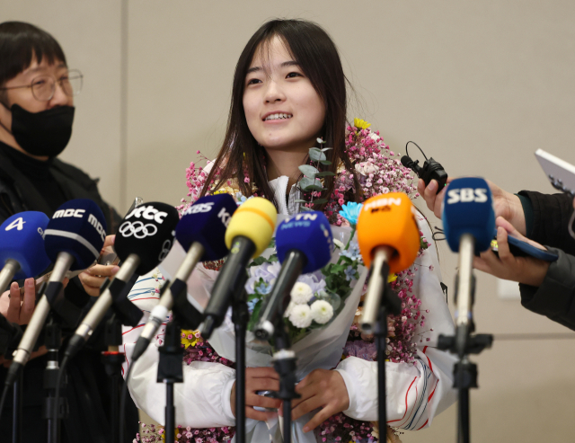 2026 밀라노·코르티나 동계올림픽 스노보드 여자 하프파이프에서 금메달을 획득한 최가온이 16일 인천국제공항 2터미널을 통해 귀국 후 취재진과 인터뷰를 하고 있다. 연합뉴스