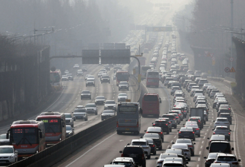 설 전날 오후 귀성길 일부 혼잡… 서울→부산 4시간 40분