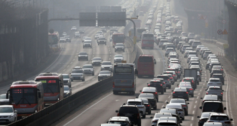 설 전날 오후 귀성길 일부 혼잡… 서울→부산 4시간 40분